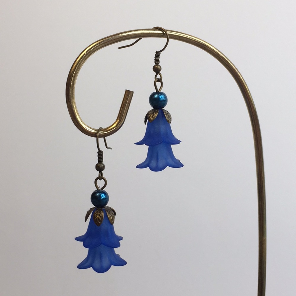 3/$15 Blue flower bead earrings